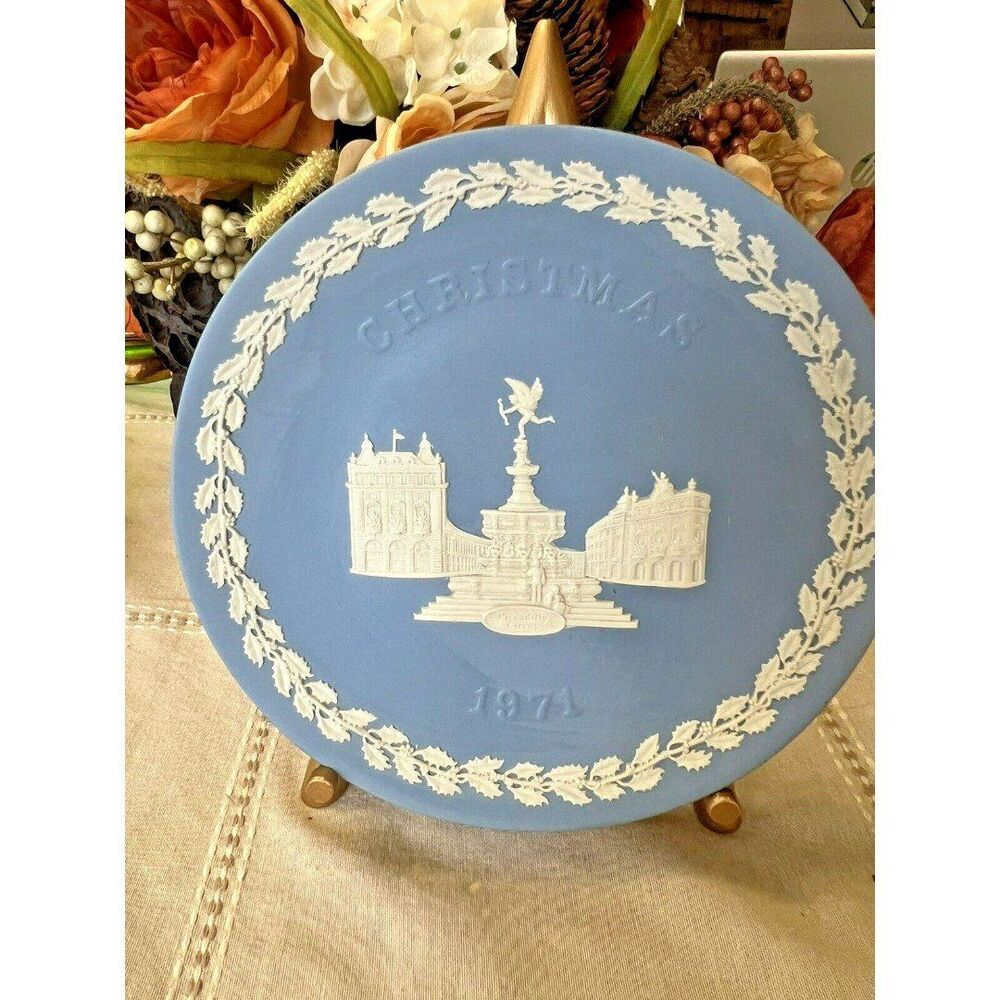 VINTAGE BLUE WEDGWOOD 1971 CHRISTMAS PLATE PICCADILLY CIRCUS